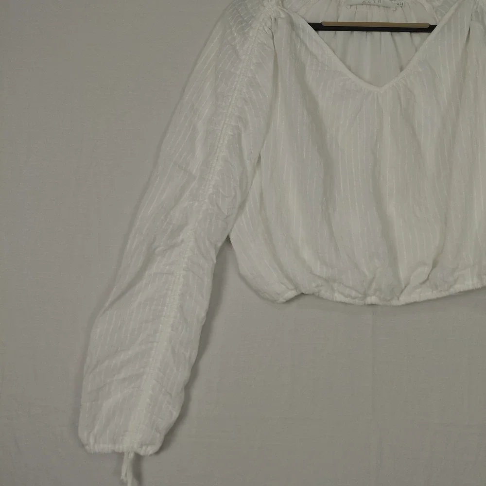 ASTR The Label Sz XS White Blouse Ruched Puff Sleeve Womens Renaissance Cropped